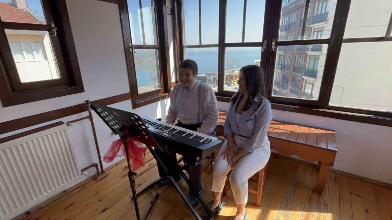 Akçakoca'da otizmli iki gencin ilk kişisel resim sergisi: "Renklerle Konuşuyoruz"