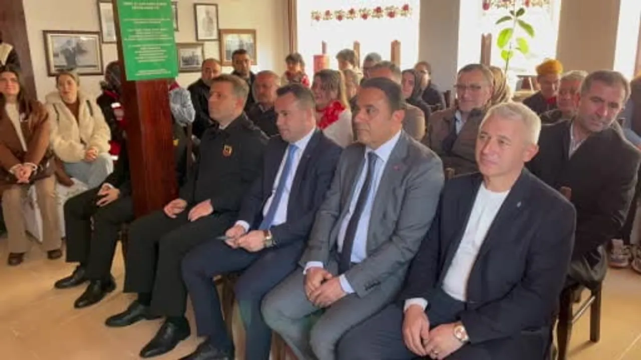 Akçakoca'da otizmli iki gencin ilk kişisel sergisi Renklerle Konuşuyoruz