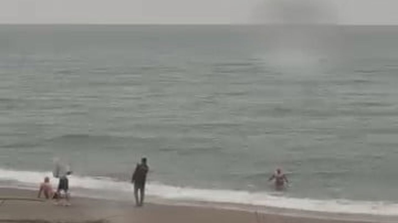 Akçakoca'da soğuk ve yağmura rağmen denize girenlerin anları cep telefonu kamerasına yansıdı