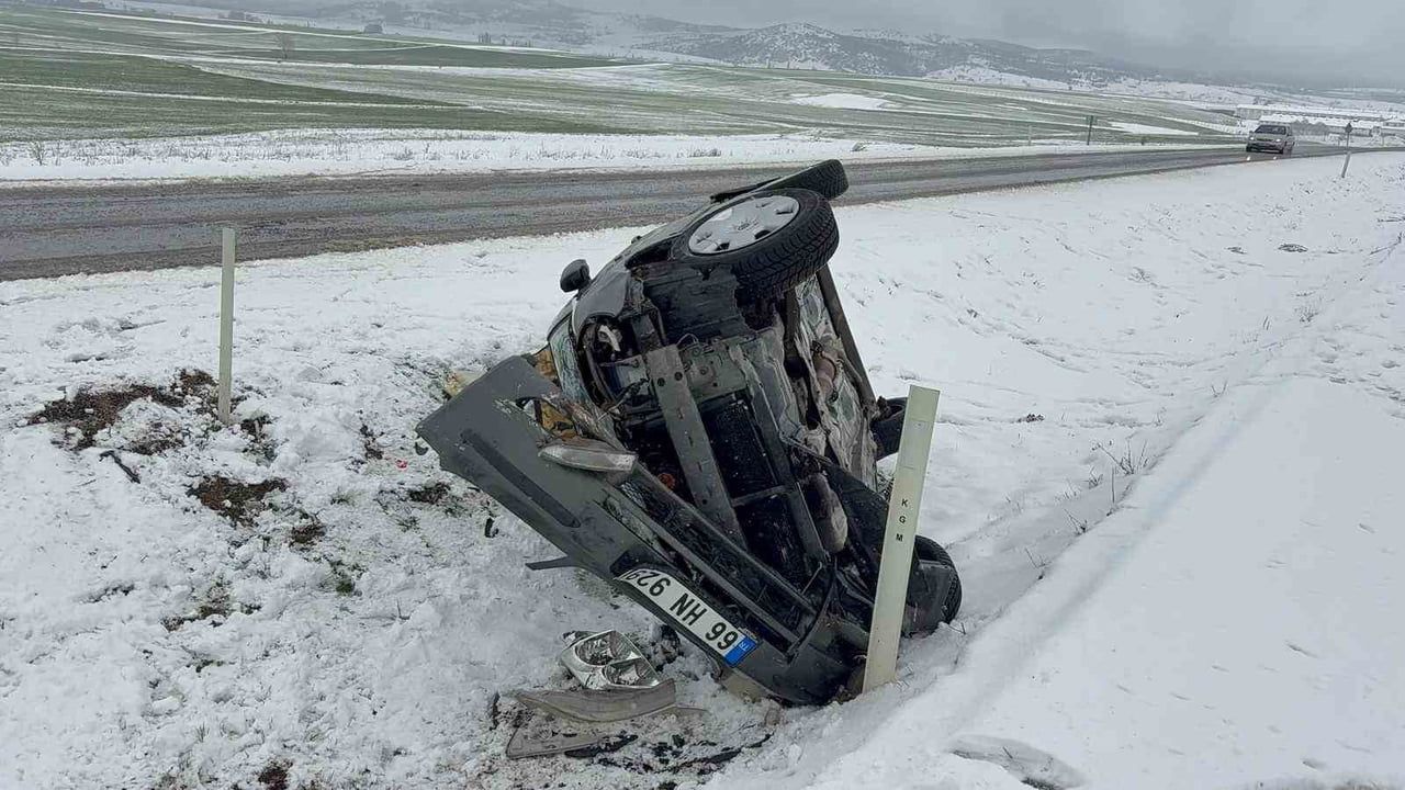 Akdağmadeni'de trafik kazası: Otomobil yan yattı, 4 kişi yaralandı