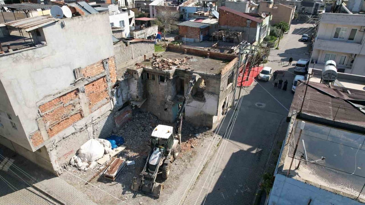 Akdeniz Belediyesi, Mersin'de Tehlike Oluşturan Metruk Binaları Kontrollü Şekilde Yıkıyor