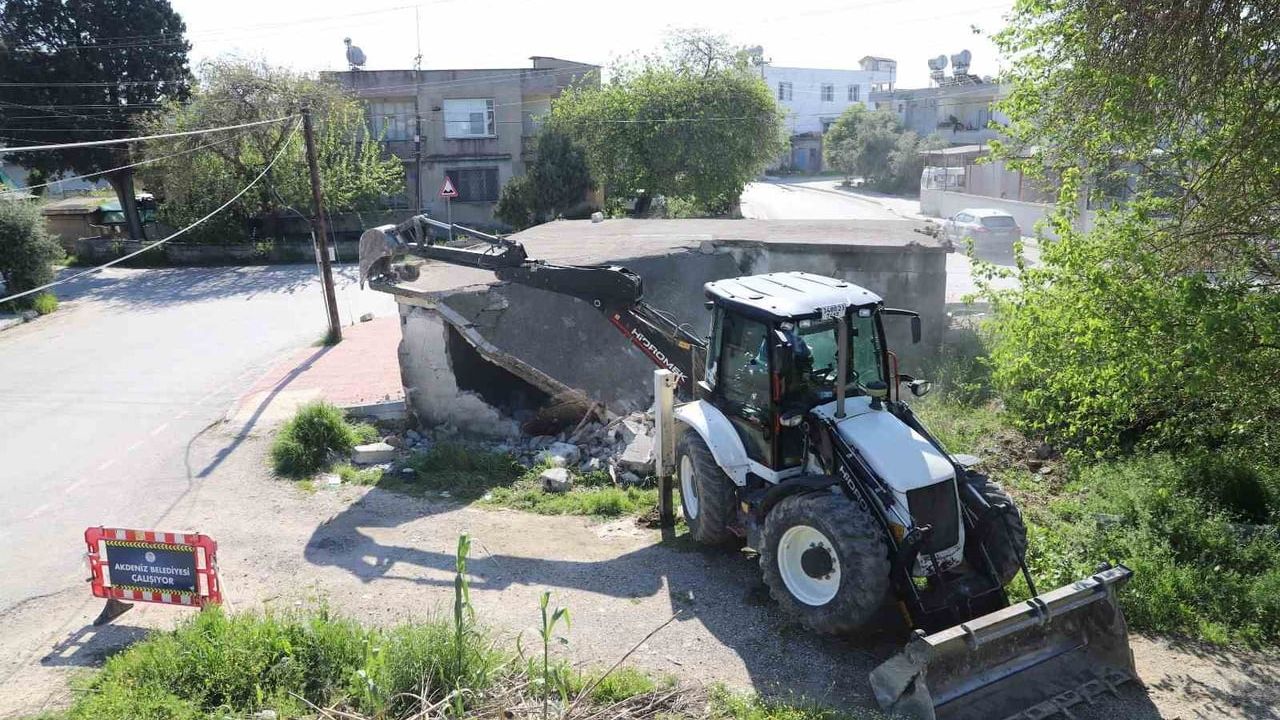 Akdeniz'de çökme riski taşıyan metruk yapılar kontrollü şekilde yıkıldı