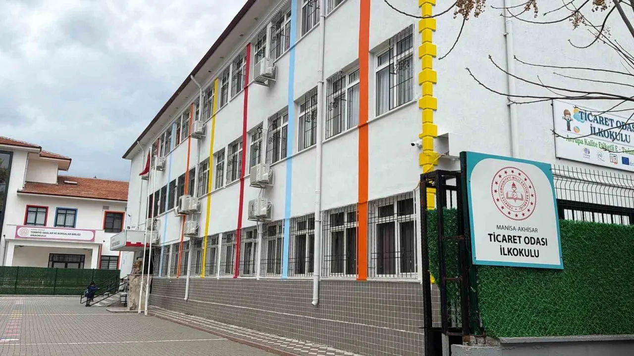 Akhisar'da ilkokul sınıfının tavan sıvası düştü: 3 öğrenci yaralandı, tedavi sonrası taburcu edildi