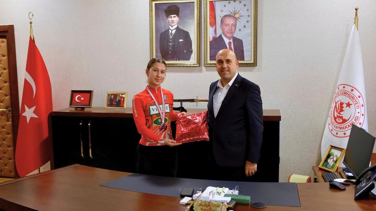 Akhisarlı Bisikletçi Nazife Tunçel Dünya Şampiyonası Yolunda: Kaymakam Can’ı Ziyaret Etti