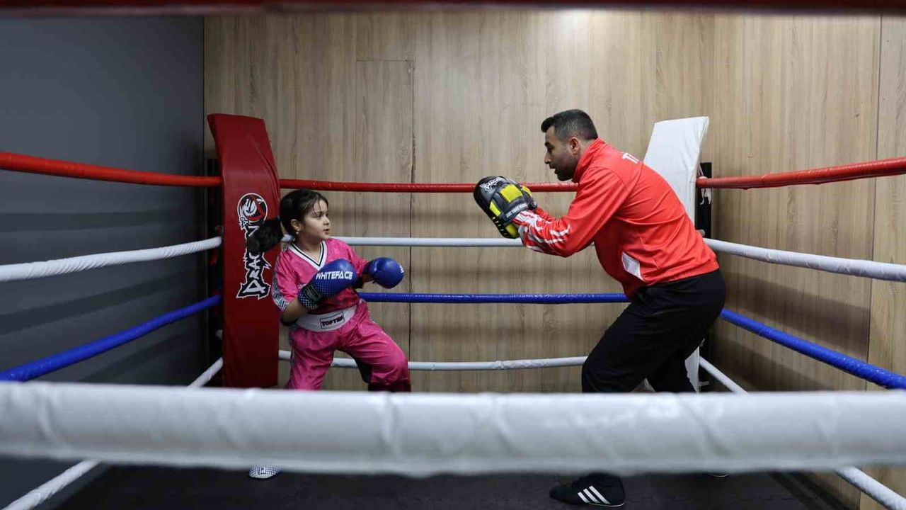 Akran zorbalığına karşı kick boks: Sercan Akdeniz'in kızı Emine Serra Türkiye 3.'sü oldu