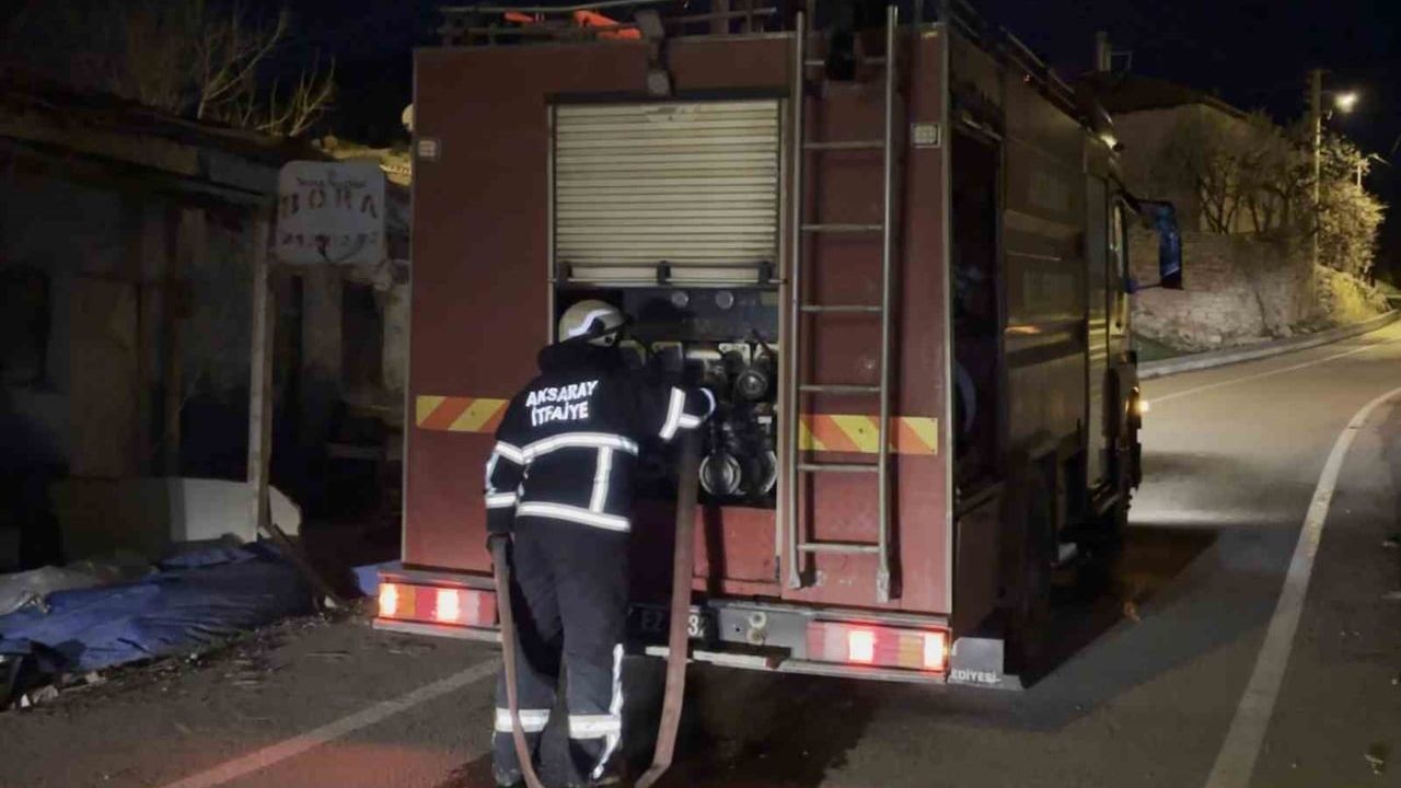 Aksaray’da Kalanlar Mahallesi’ndeki metruk evde çıkan yangın itfaiye tarafından söndürüldü