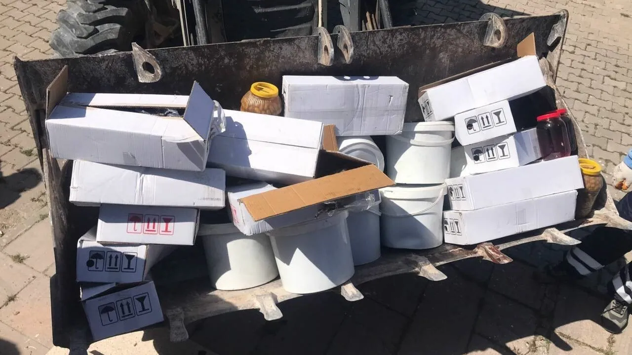 Aksaray'da kamyonda ele geçirilen 4 ton 253 kilo kaçak gıda imha edildi