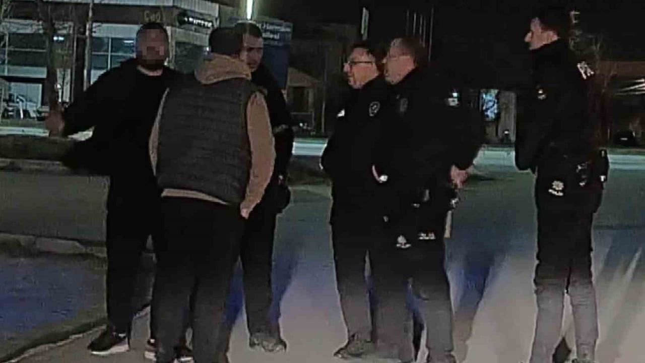 Aksaray'da keser taşıyan kişiyle polis müdahalesi kameralarda