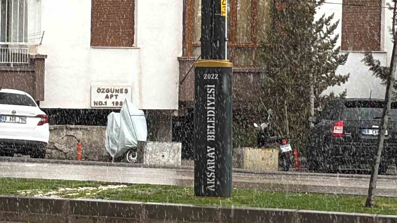 Aksaray’da Nisan ayında aniden başlayan kar yağışı çiçek açmış ağaçlarla iki mevsimi bir arada gösterdi