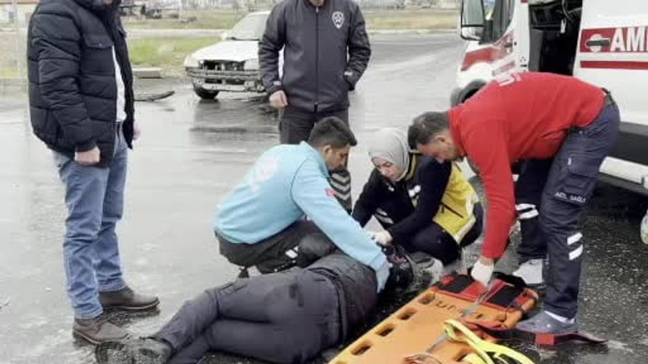 Aksaray'da otomobil ile motosiklet çarpıştı: Sürücü hastaneye kaldırıldı