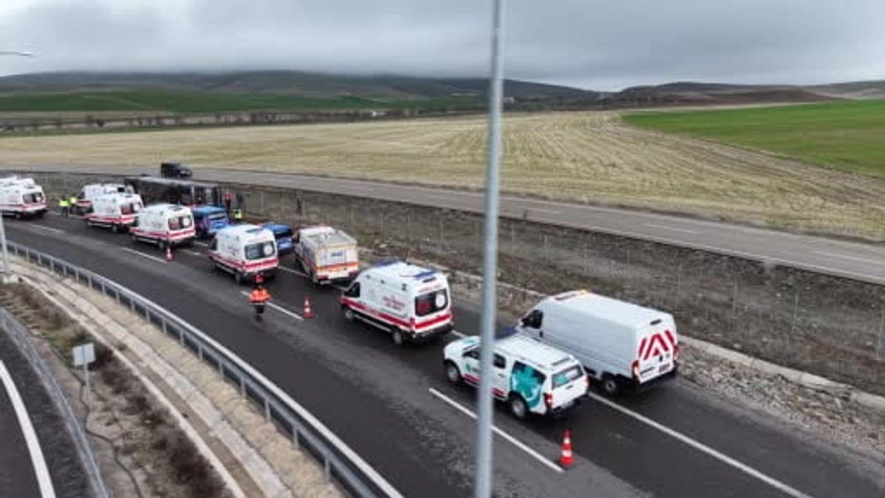 Aksaray'da otoyol girişinde yolcu otobüsü şarampole devrildi: 23 yaralı