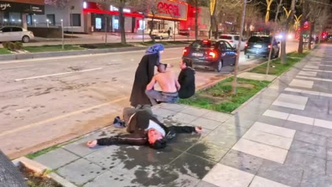 Aksaray'da 'yan baktın' kavgası: Genç taş darbesiyle ağır yaralandı, 4 kişi gözaltına alındı