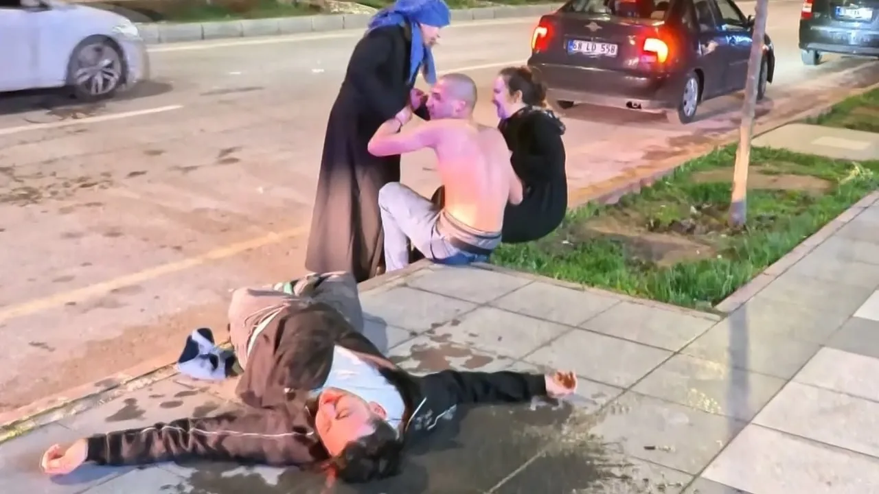 Aksaray'da 'yan baktın' tartışması taşlı-sopalı kavgaya dönüştü: 3 yaralı, 4 gözaltı