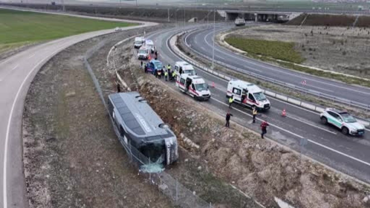 Aksaray'da yolcu otobüsü virajı alamayıp şarampole devrildi: 23 yaralı