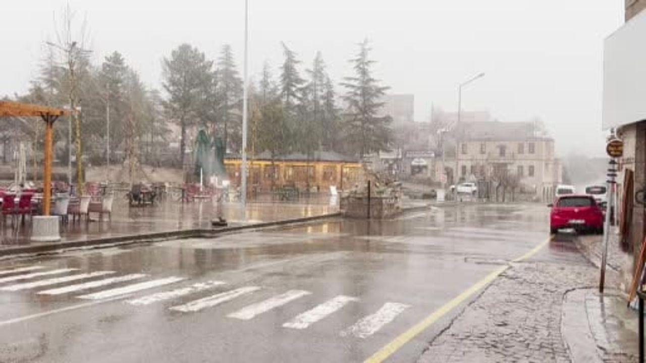 Aksaray'ın Güzelyurt ilçesinde çiçek açan meyve ağaçlarına akşam karı