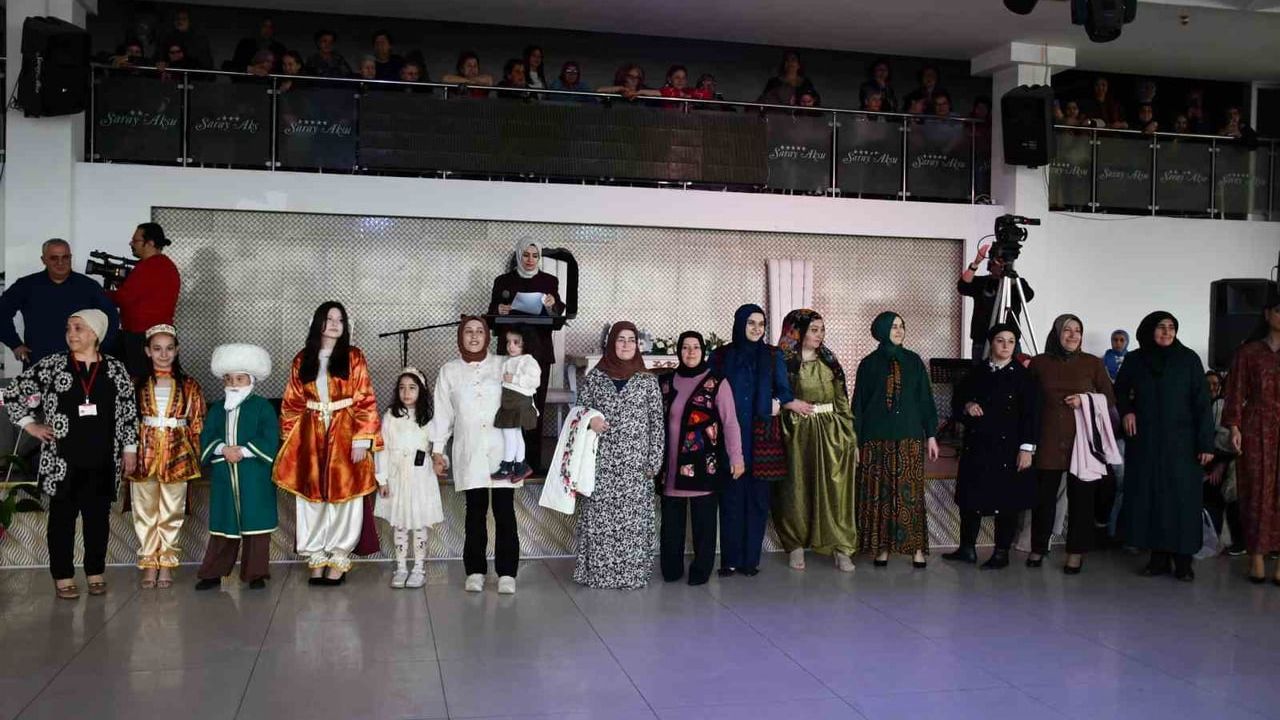 Akşehir'de Halk Eğitimi Merkezi Kursiyerlerinden Giyim Defilesi