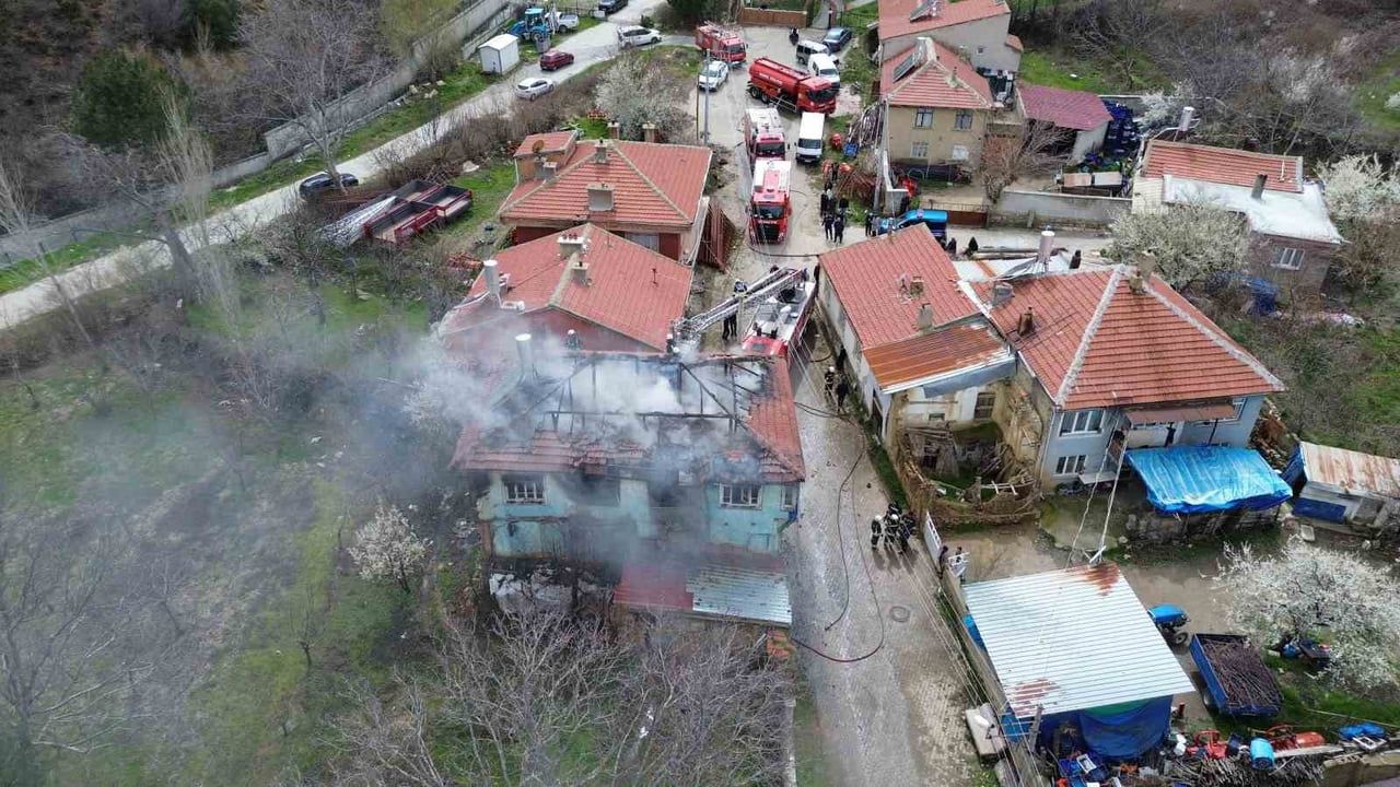 Akşehir'de sobadan çıktığı değerlendirilen yangın bir evi kullanılamaz hale getirdi