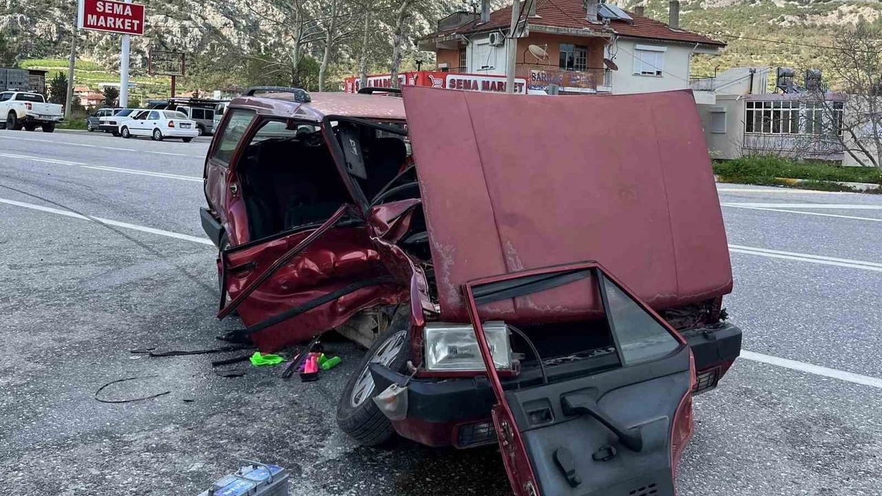 Akseki'de Akseki-Manavgat kara yolunda iki otomobil çarpıştı: 3 yaralı