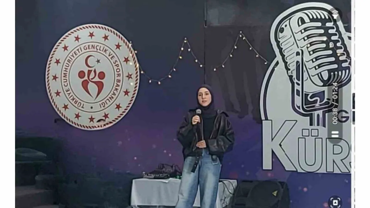 Akyakalı Aleyna Kurtbaş, 'Bir Şiir Bir Nefes' Kategorisinde Kars İl Birincisi Oldu