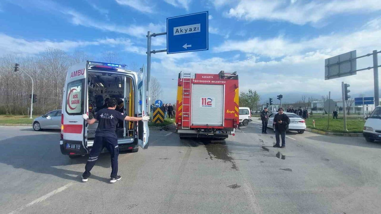 Akyazı D-140 Küçücek Kavşağı'nda otomobil ile hafif ticari araç çarpıştı: 4 yaralı