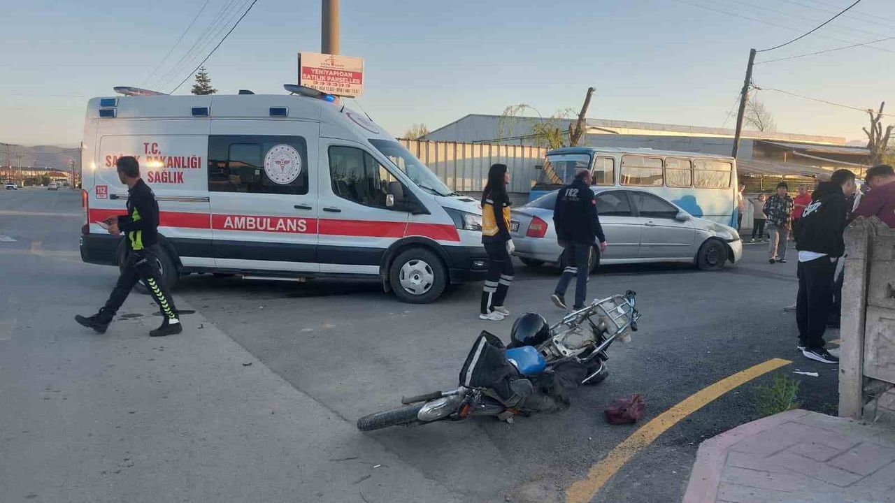 Akyazı'da sağdan sollama yapan motosiklet ile otomobil çarpıştı: Kaza anı güvenlik kamerasında