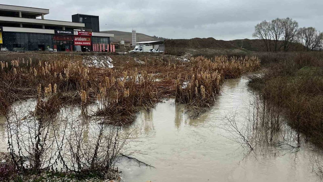 Akyurt'ta Çubuk Deresi sağanak sonrası taştı; ekipler suyu kontrol altına almak için çalışma başlattı