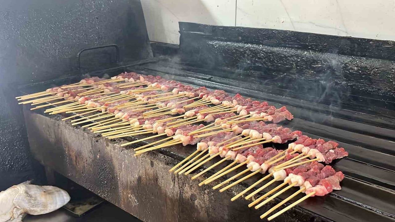 Alanya'da çöp şiş yeme yarışmasında 80 dakikalık mücadele: Mustafa Hamkar bitime 40 şiş kala elendi