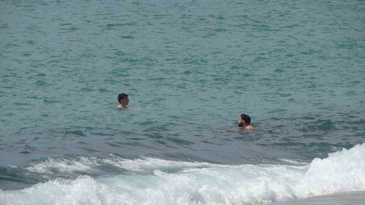 Alanya'da erken yaz: 21 dereceyi gören Kleopatra Plajı'na yoğun ilgi