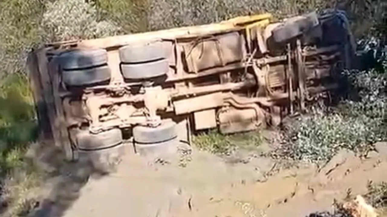 Alanya'da kamyon şarampole devrildi: sürücü hayatını kaybetti