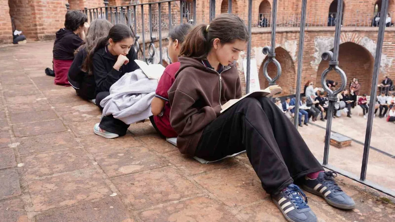 Alanya'da Kızılkule'nin 800. yılına özel 800 öğrencinin eş zamanlı açık hava kitap okuması