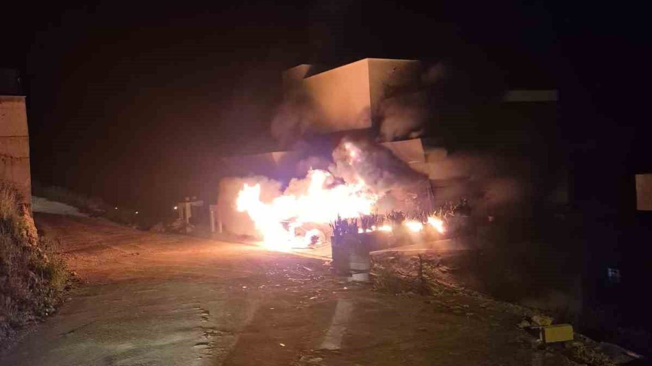Alanya'da müstakil evde yangın: ev ve park halindeki araçta maddi hasar