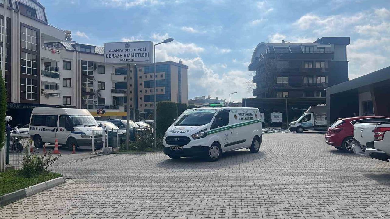 Alanya'da traktör kazasında yaşamını yitiren sürücünün cenazesi yakınlarına teslim edildi