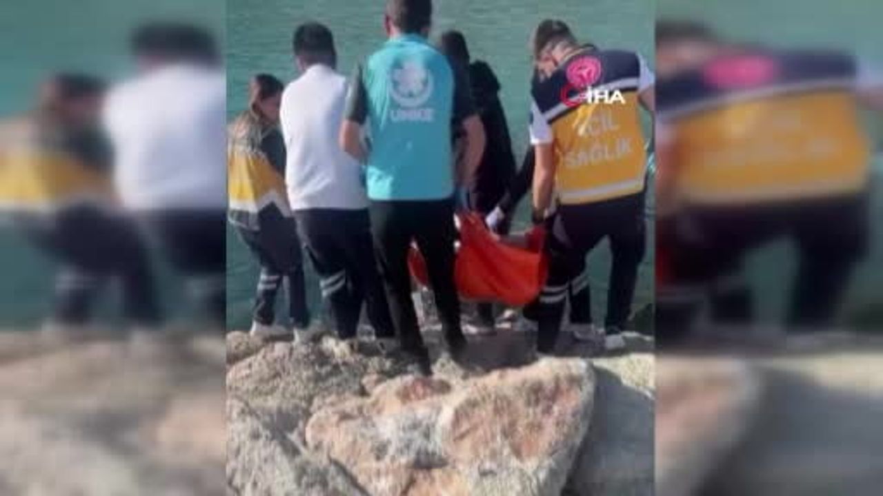 Alanya'da yol kapalı olduğu için ambulans yürüyerek ulaştı; kalp krizi şüphesiyle vatandaş botla kıyıya taşındı