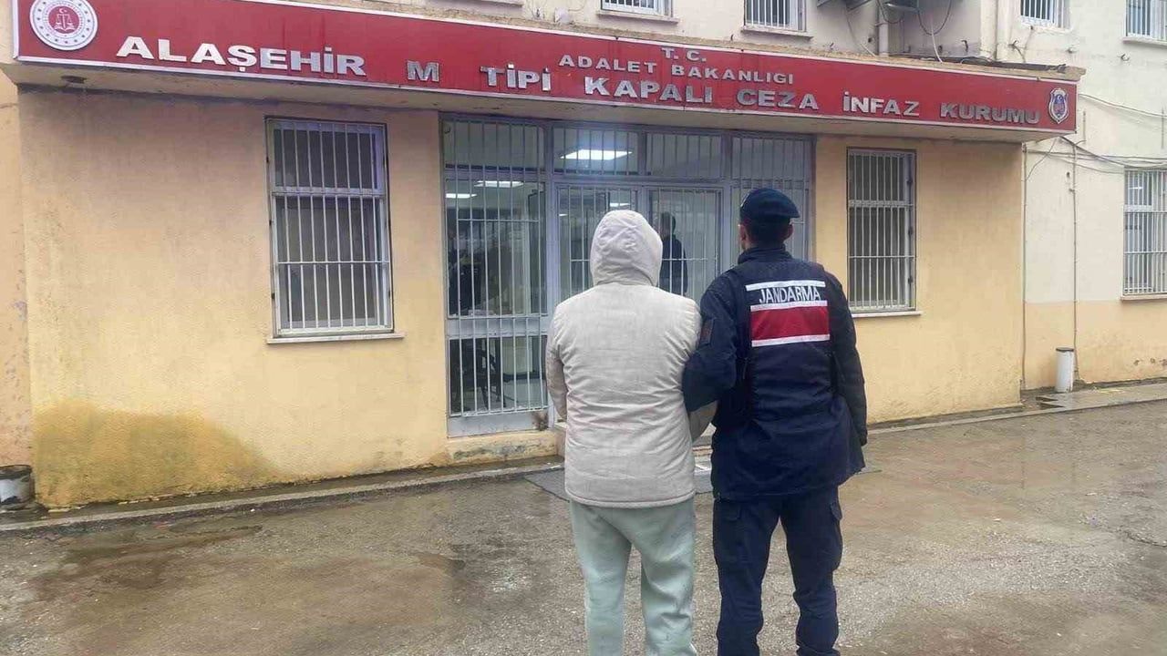 Alaşehir'de 5 bin 96 sentetik ecza hap ele geçirildi, 2 kişi tutuklandı