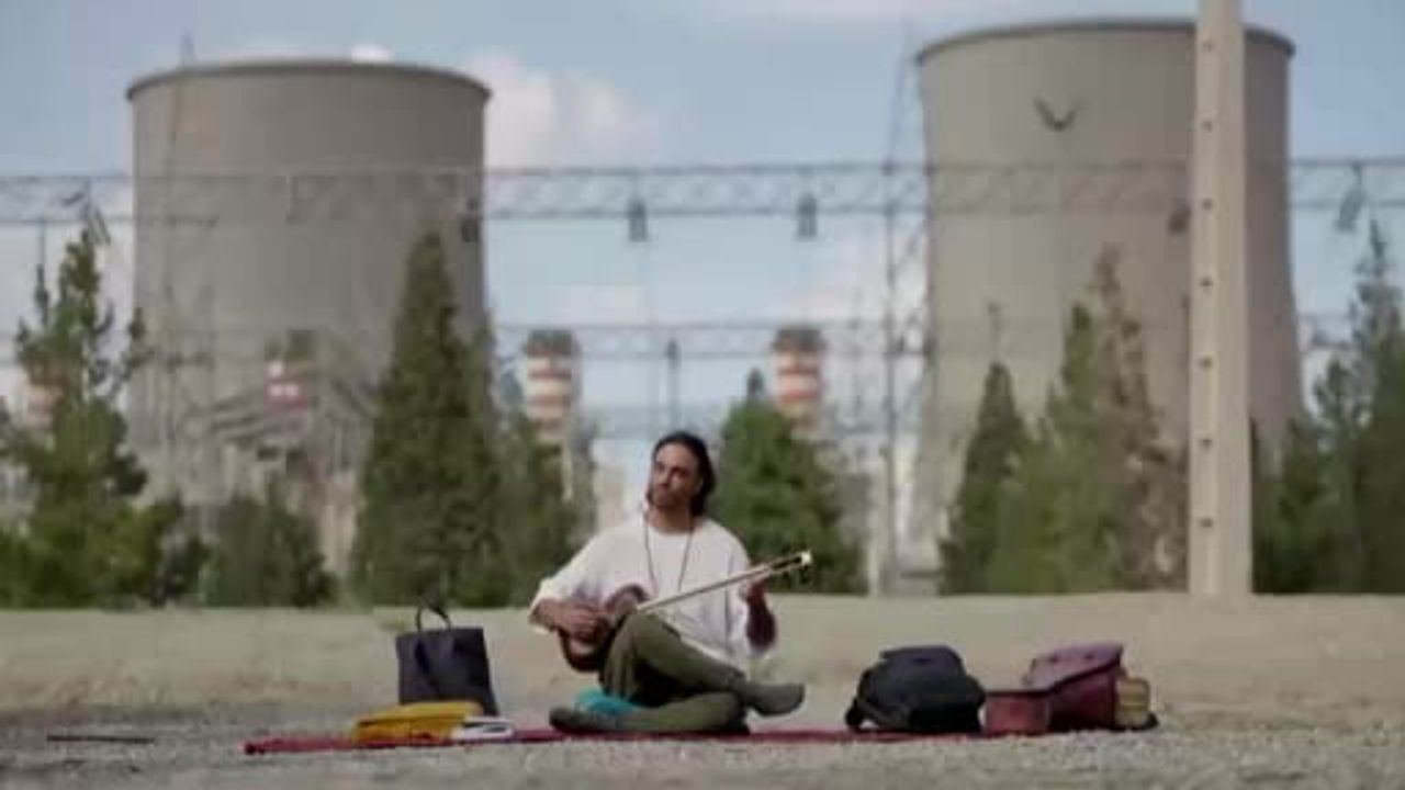 Ali Ghamsari, Damavand Enerji Santrali Önünde Tar Çalarak Altyapı Tehdidine Karşı Protesto Başlattı