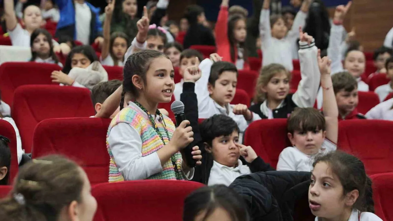 Aliağa Cumhuriyet İlkokulu Öğrencileri Belediye Başkanı Serkan Acar ile Yerel Yönetimleri Tanıdı