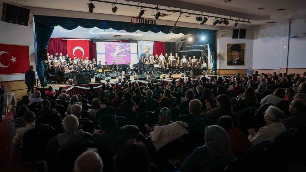 Aliağa'da ASEV Korosu Aşık Veysel’i Anlattı: 11 Eserle Anlatımlı Konser