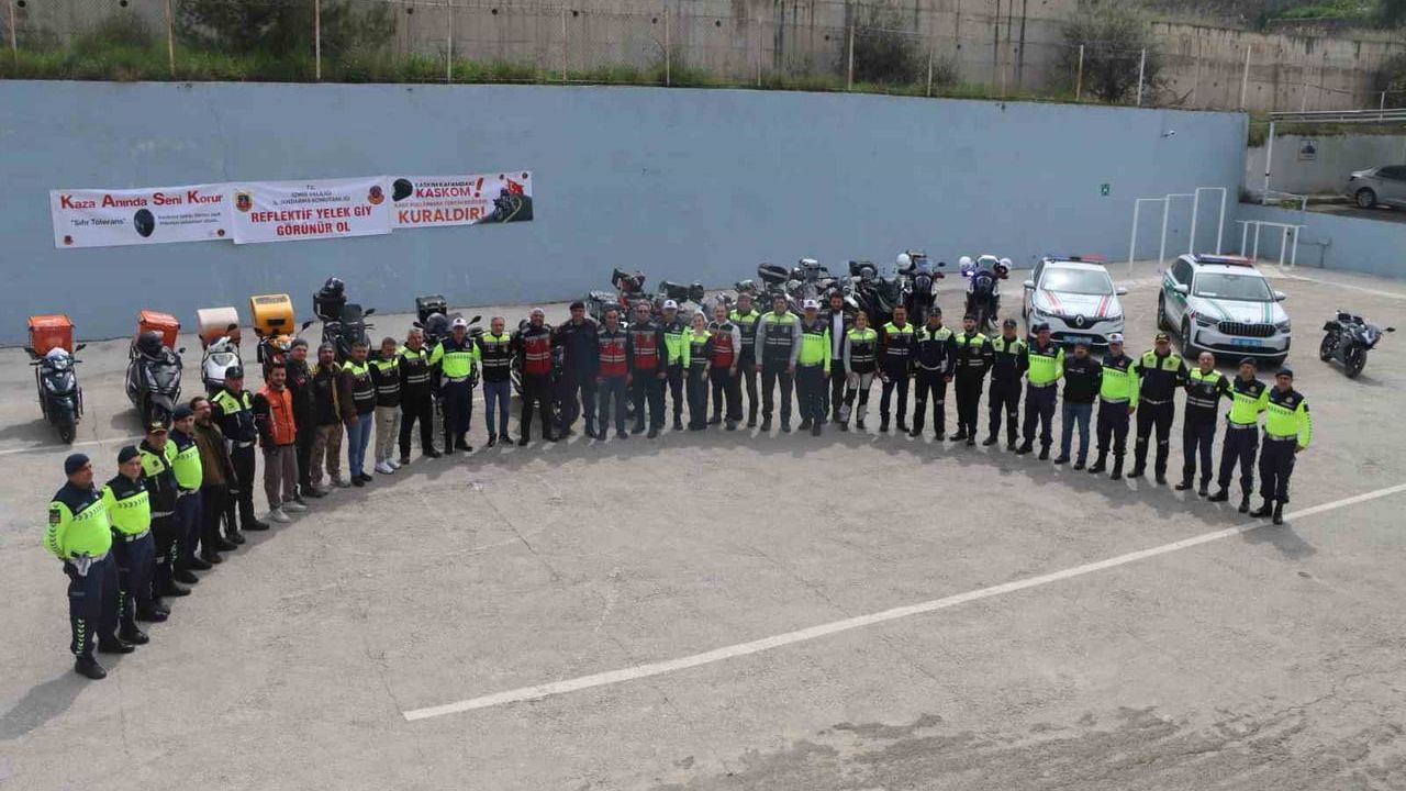 Aliağa'da Jandarmadan Motosiklet Sürücülerine 'Güvenli Sürüş' Eğitimi