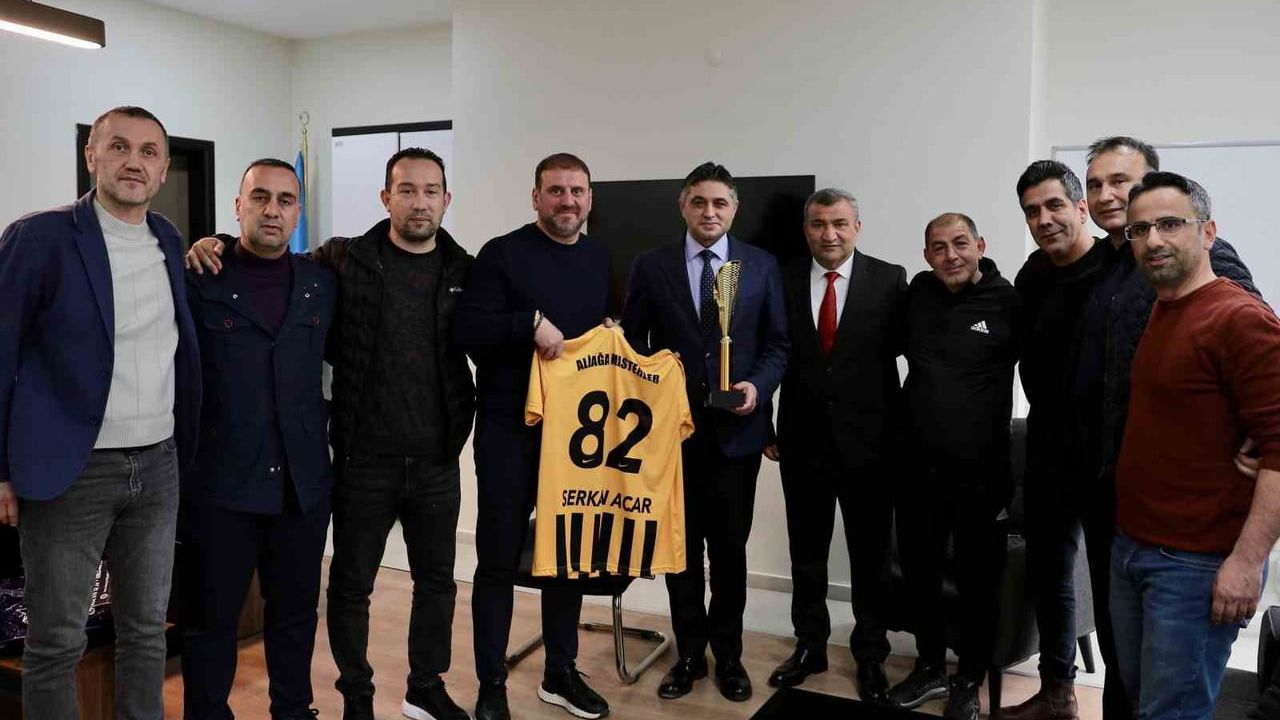 Aliağa Masterler, Ege Masterler Ligi B Grubu'nu Şampiyon Tamamladı; Kupa Başkan Serkan Acar'a Verildi