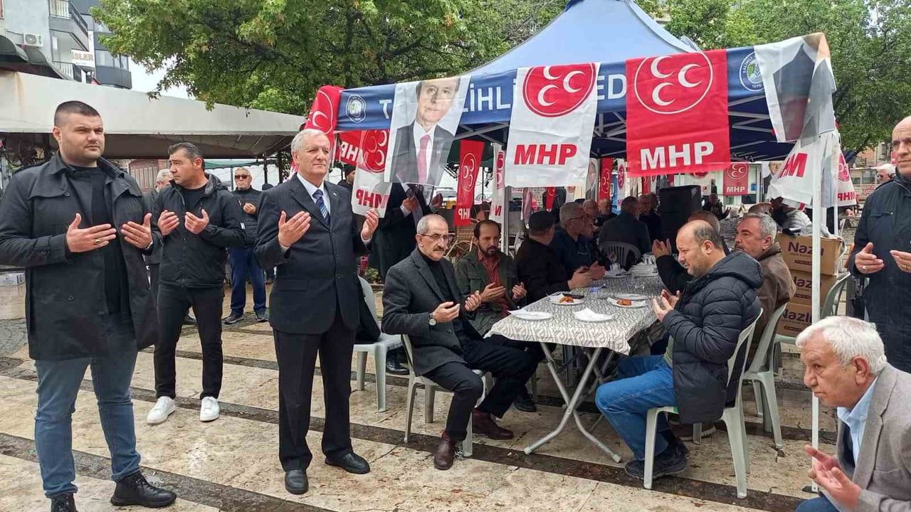 Alparslan Türkeş Salihli'de 29. ölüm yıldönümünde dualarla anıldı