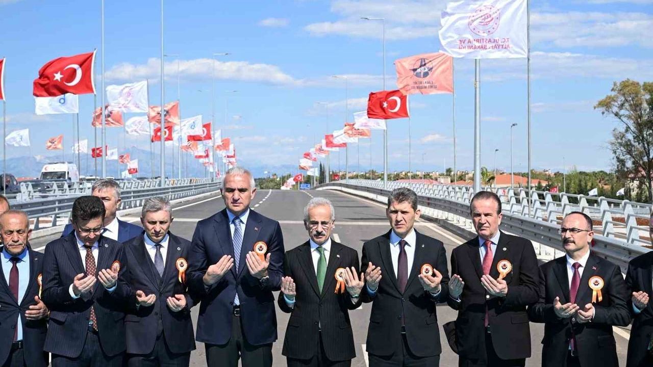 Altınkale Farklı Seviyeli Kavşağı açıldı — Uraloğlu: Döşemealtı trafiğini dur-kalksız akıttık
