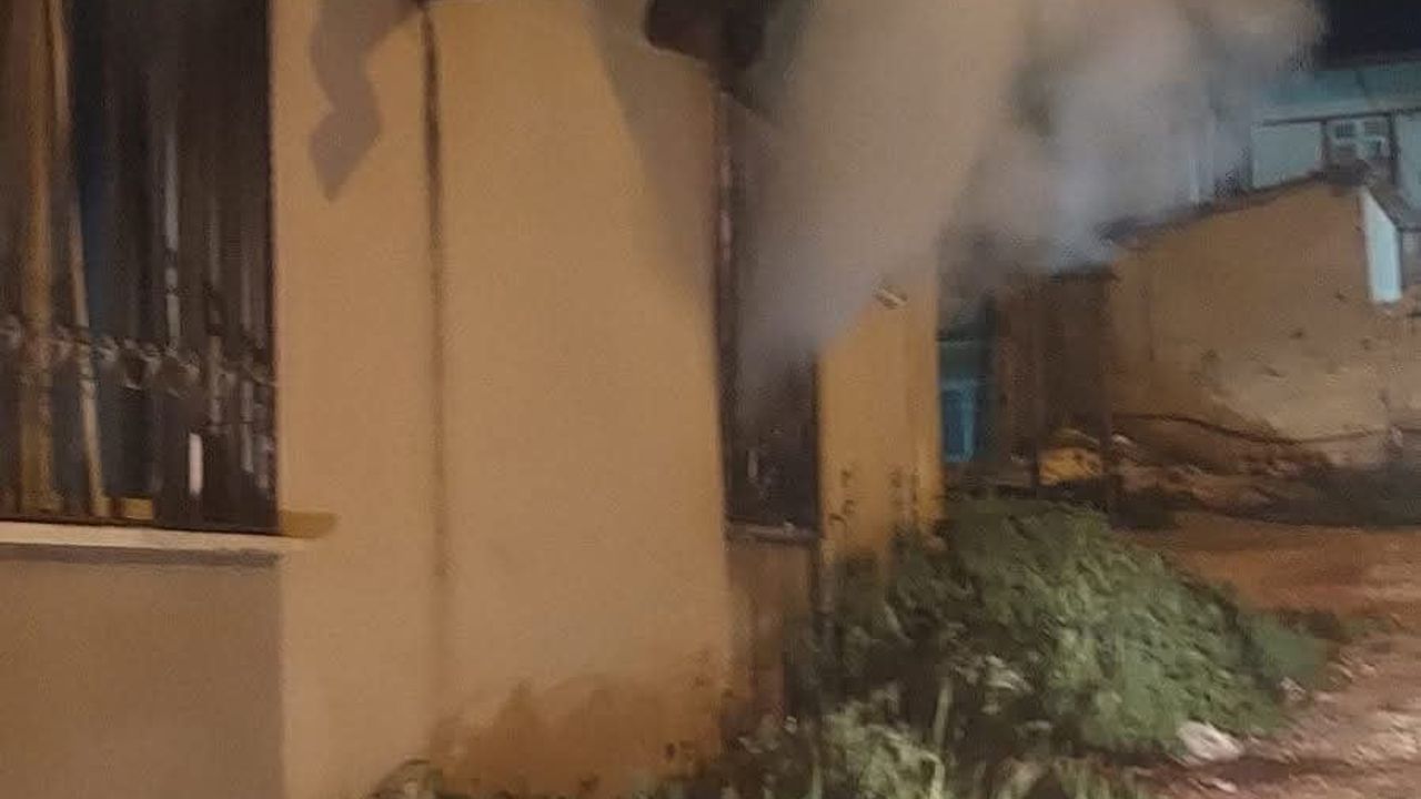 Altınözü'de Mayadalı Mahallesi'nde Ev Yangını Kontrol Altına Alındı