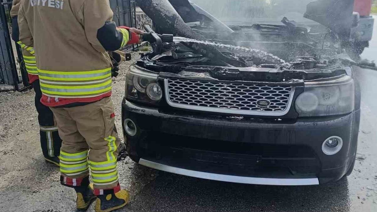 Altınözü'nde seyir halindeki cipin motor kısmı alev aldı, itfaiye söndürdü