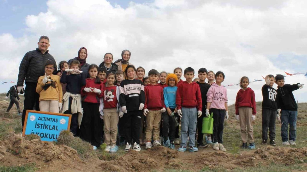 Altıntaş'ta Ağaç Dikme Etkinliği: Fidanlar Toprakla Buluştu
