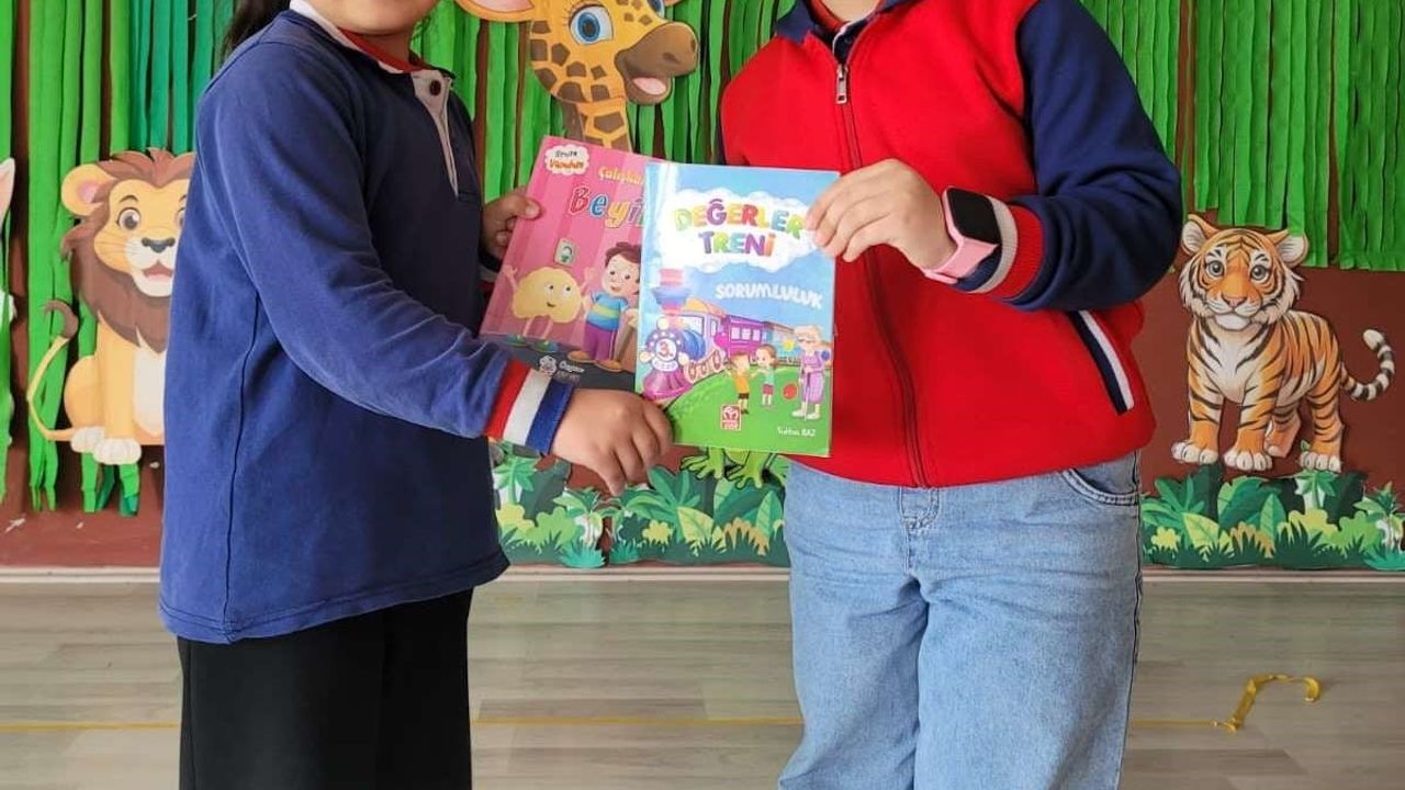 Altıntaş’ta 'Okuyan Nesil' kapsamında Zafer İlkokulu'nda kitap hediyeleşme etkinliği