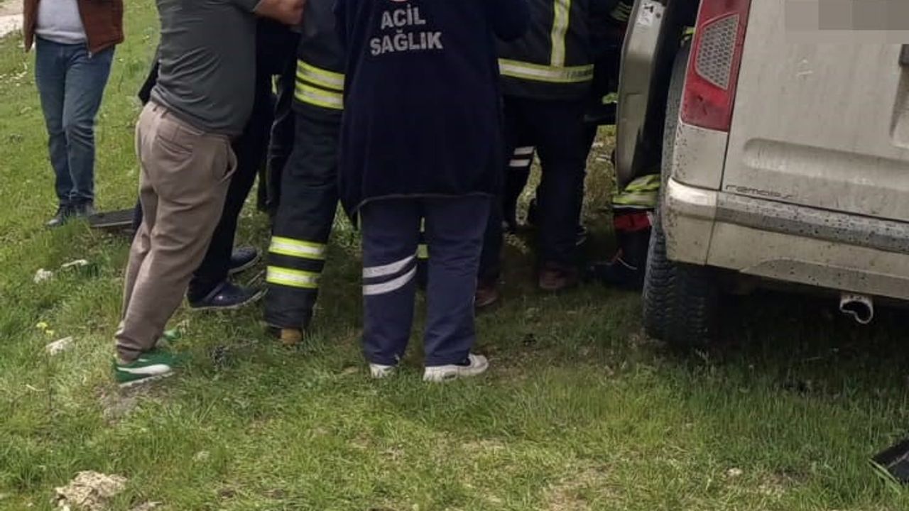 Amasya’da kamyonet bariyerlere çarptı: 5 kişi yaralandı, inceleme başlatıldı