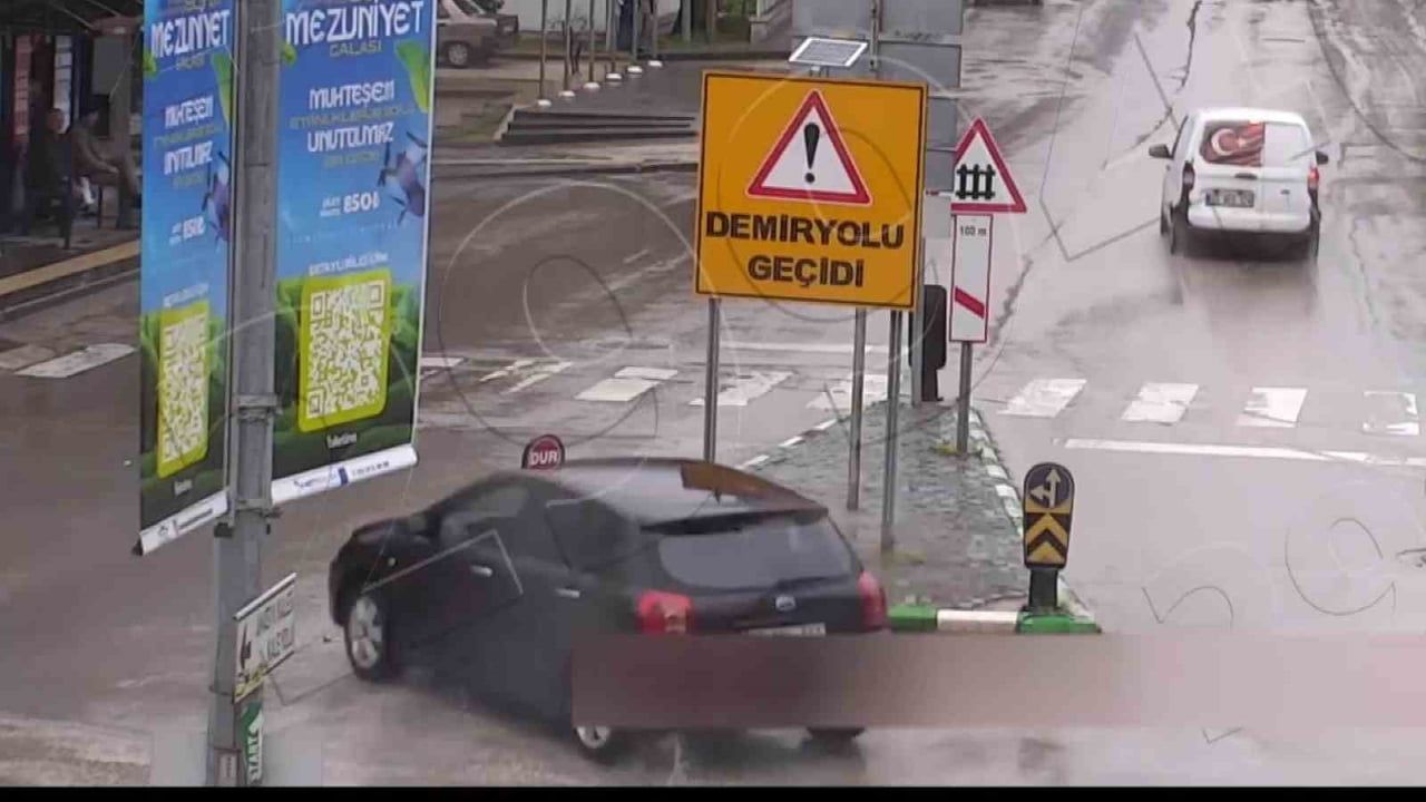 Amasya'da kontrolden çıkan otomobil otobüs durağını teğet geçti; sürücü hastaneye kaldırıldı