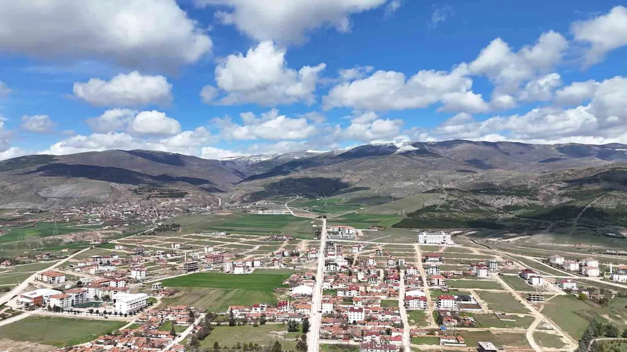 Amasya'da Nisan Karı: Akdağ ve Tavşan Dağı Zirveleri Beyaza Büründü