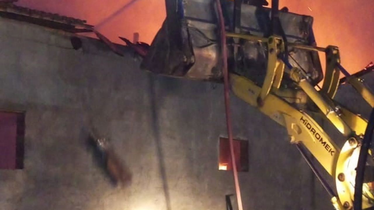 Amasya Suluova'da depo yangını: 3 traktör, 1 otomobil ve tarım aletleri kullanılamaz hale geldi