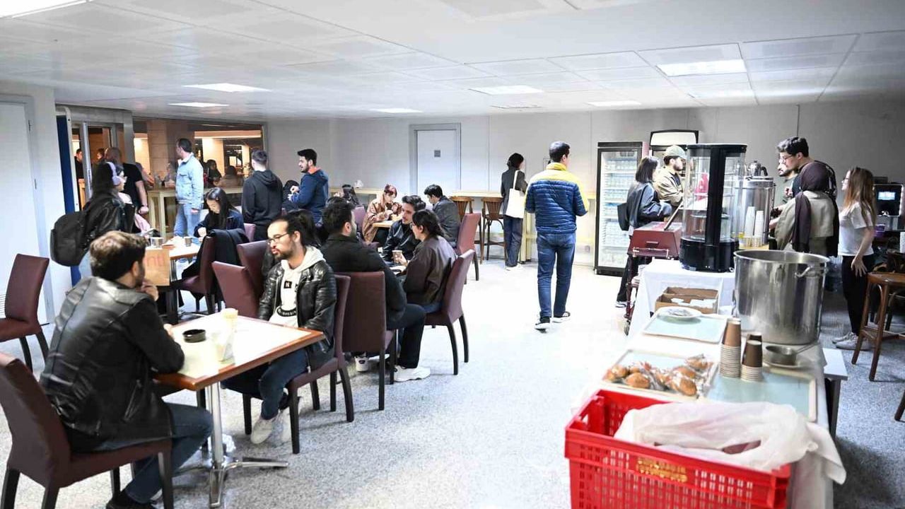 Anadolu Üniversitesi, kütüphanede çalışan öğrencilere Anadolu Kafe’de çay, çorba ve kahve ikramı sunuyor